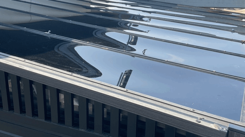 ブラックポリカ屋根に変更しました